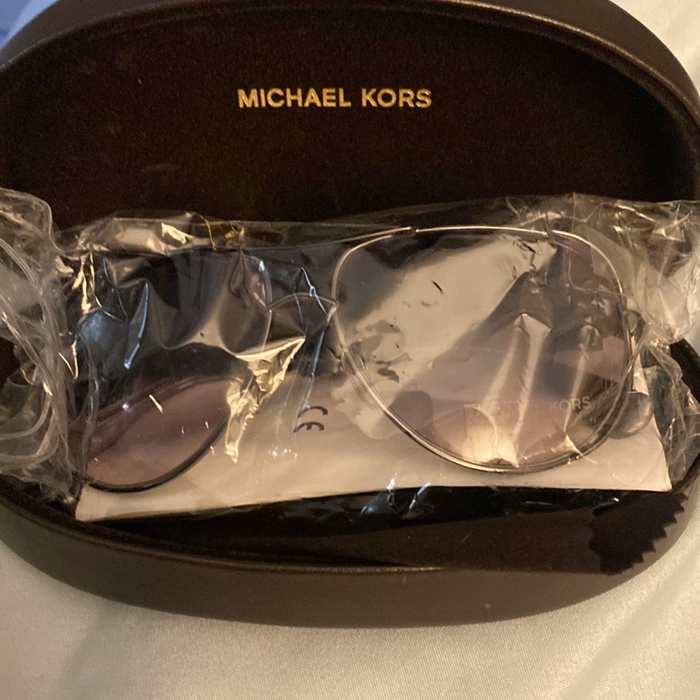 Michael Kors Men’s Sunglasses. New in Case and cleaning cloth. - Picture 6 of 7